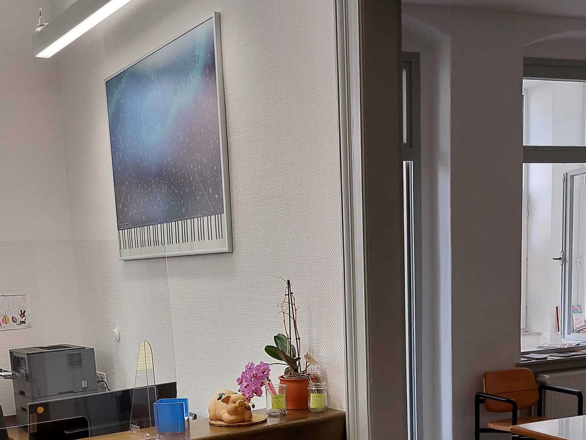 Der Empfangstresen der Praxis mit Blick in den angrenzenden Raum