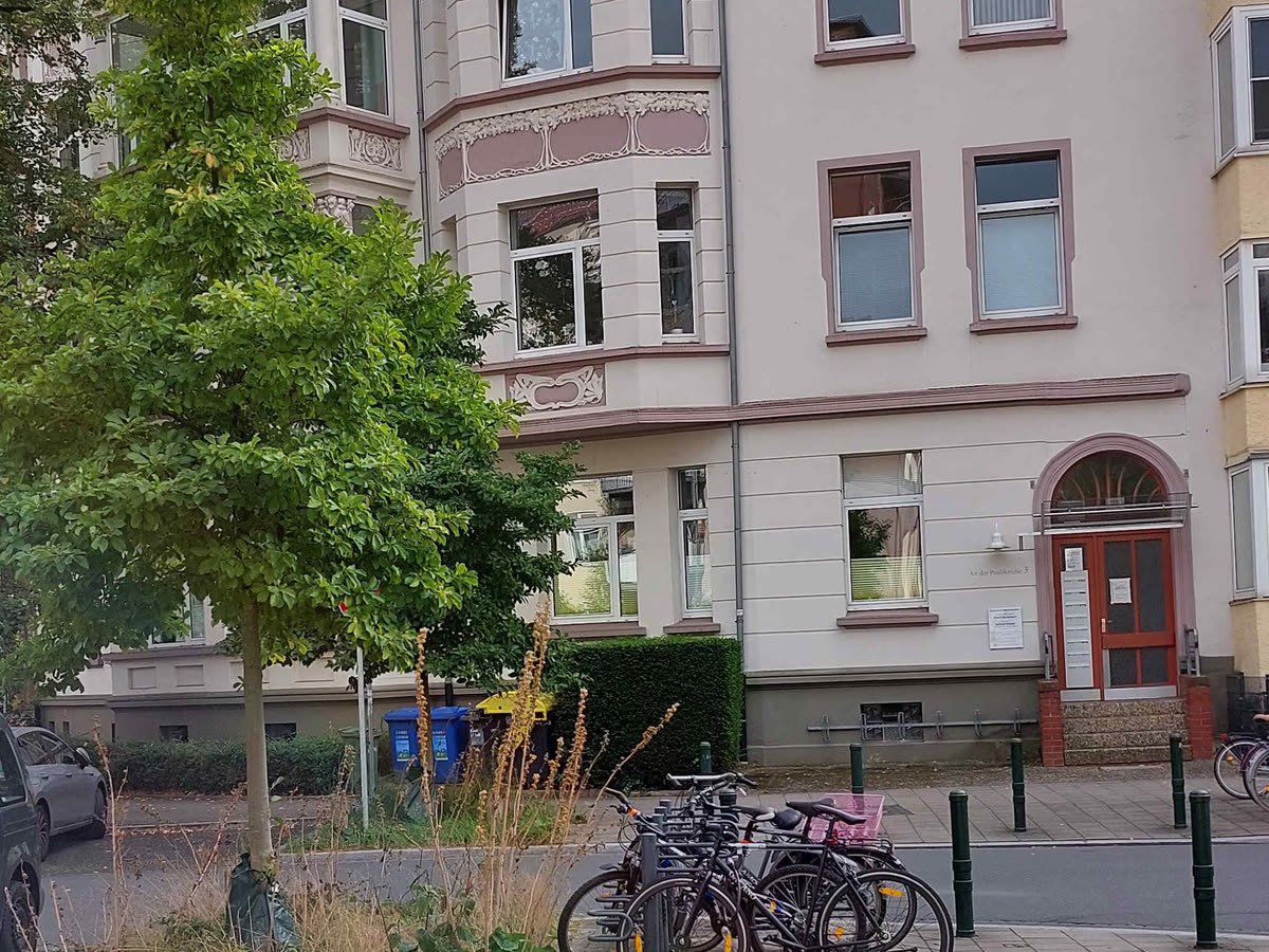 Das Haus An der Paulikirche 3, ein Altbau mit rotem Eingangsportal